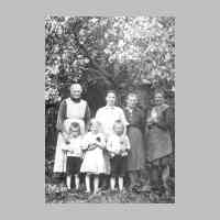 028-0041 Oma von Reinhold Ross, Anna Schubert, Emilie Ross, Helga Brand und die Kinder Albert, Hildegard und Heinz Schubert 1931.jpg